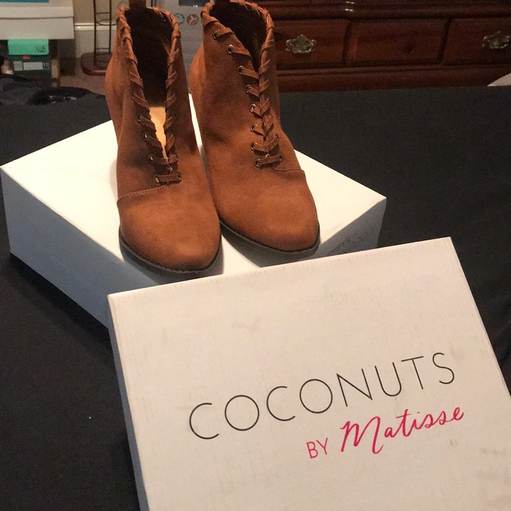 CARAMEL BROWN STRAP BOOTIES
